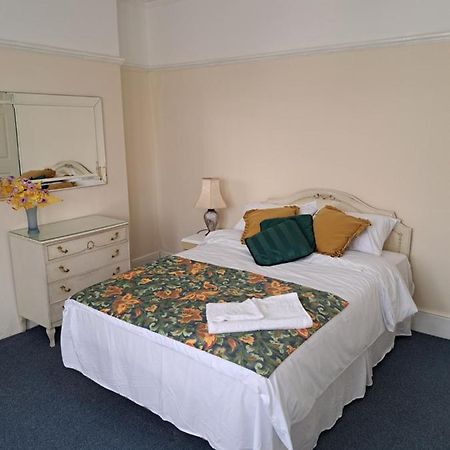 Double Room Available- London Seven Kings Seven Kings Train Station Илфорд Экстерьер фото