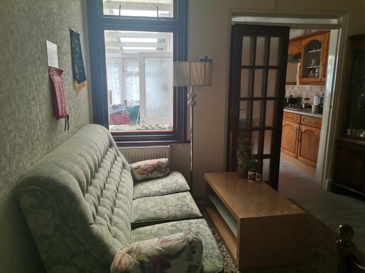 Double Room Available- London Seven Kings Seven Kings Train Station Илфорд Экстерьер фото