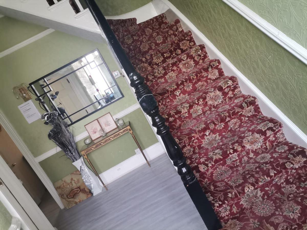 Double Room Available- London Seven Kings Seven Kings Train Station Илфорд Экстерьер фото