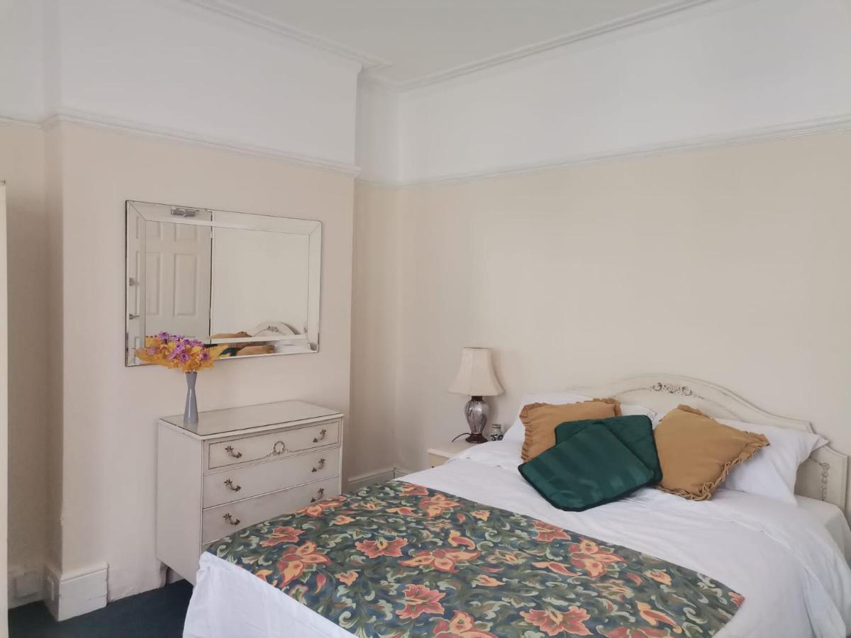 Double Room Available- London Seven Kings Seven Kings Train Station Илфорд Экстерьер фото