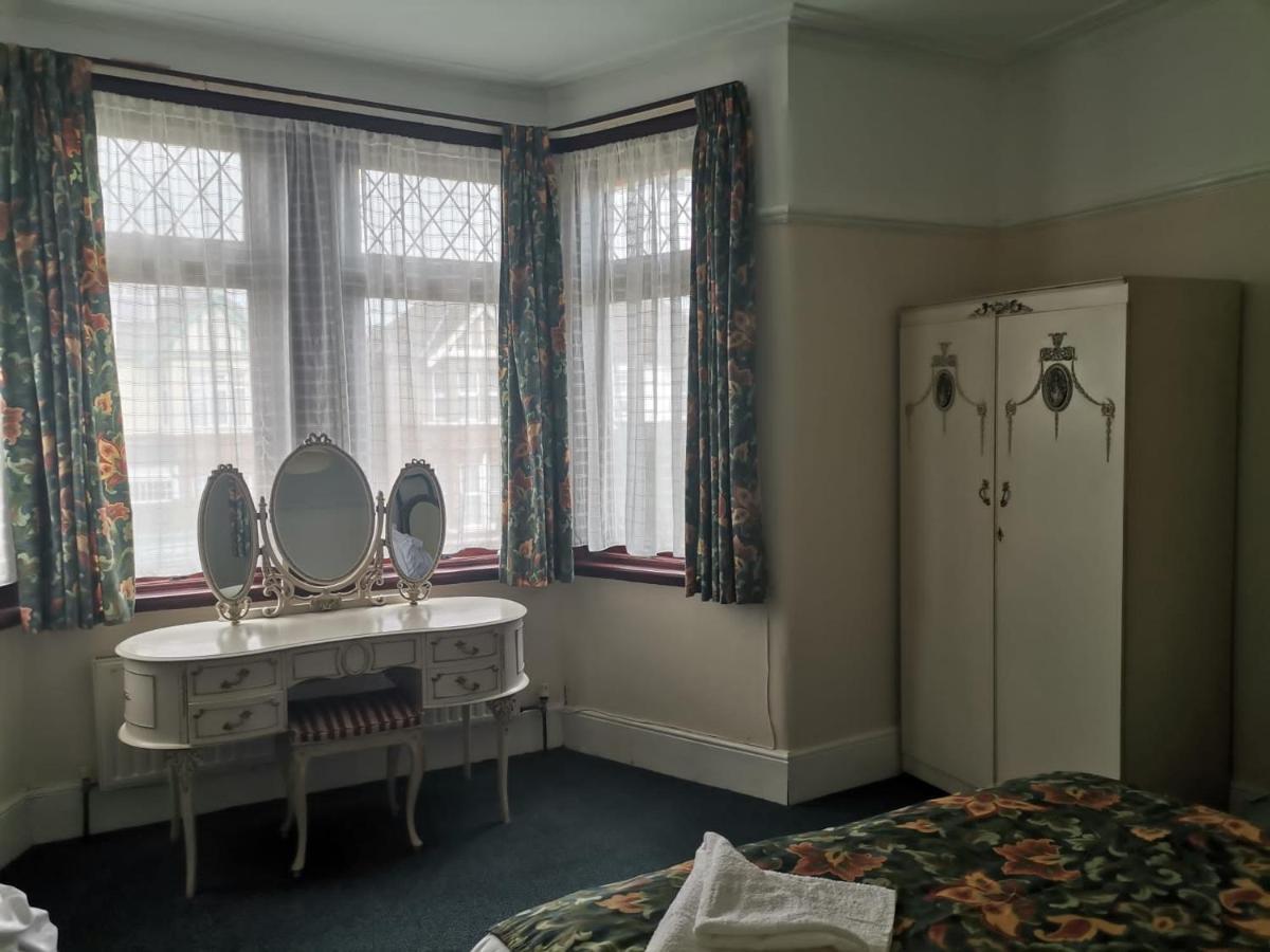 Double Room Available- London Seven Kings Seven Kings Train Station Илфорд Экстерьер фото