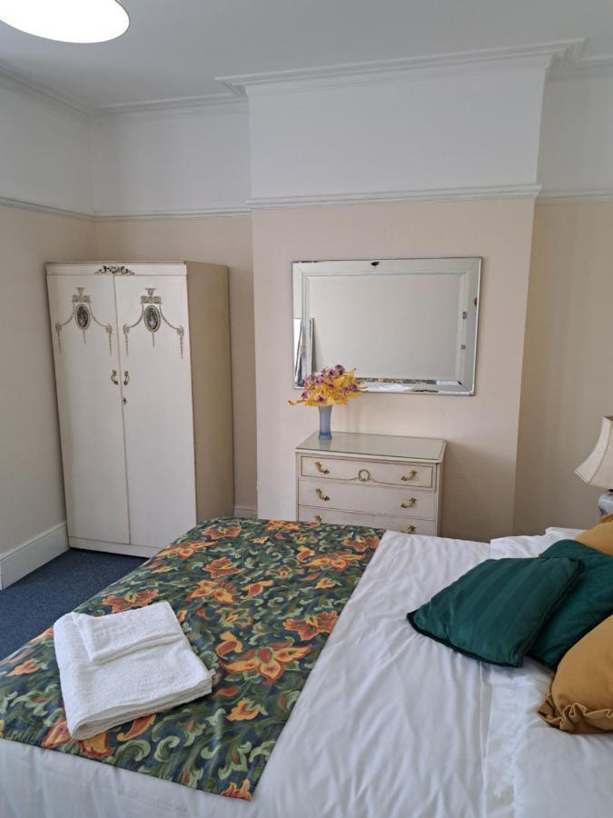 Double Room Available- London Seven Kings Seven Kings Train Station Илфорд Экстерьер фото