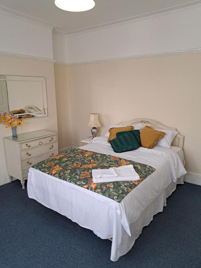 Double Room Available- London Seven Kings Seven Kings Train Station Илфорд Экстерьер фото